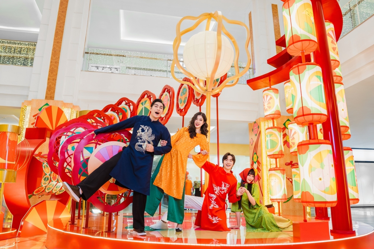 DECOR TẾT 2024 VINCOM ROYAL CITY VÀ TRẦN DUY HƯNG